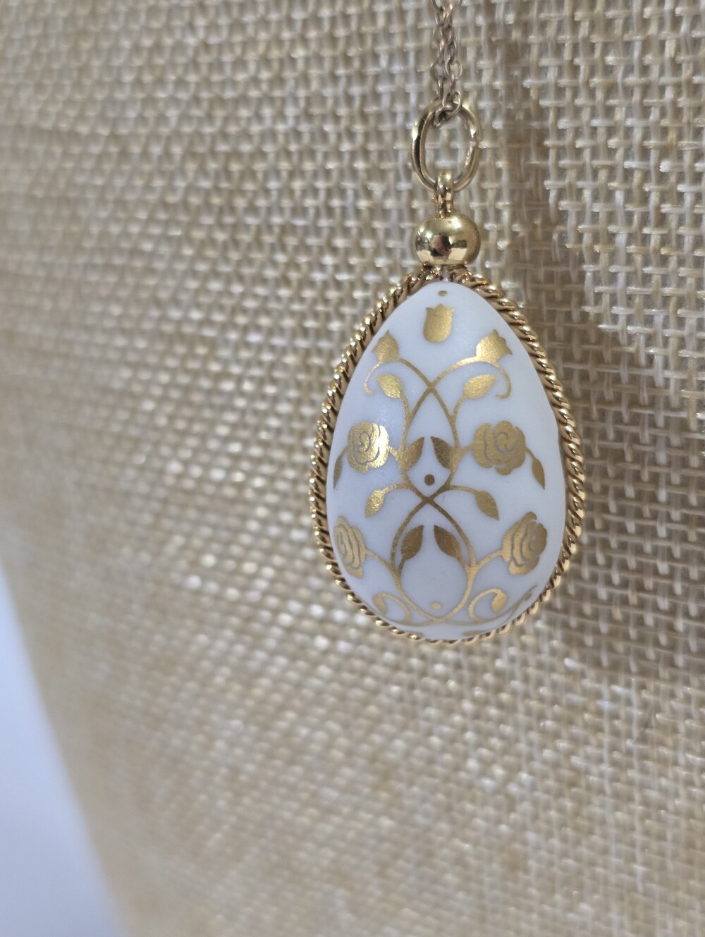 Vintage 1978 Franklin Mint Bisque Porcelain Floral Easter Egg Pendant Necklace - Picture 2 of 8